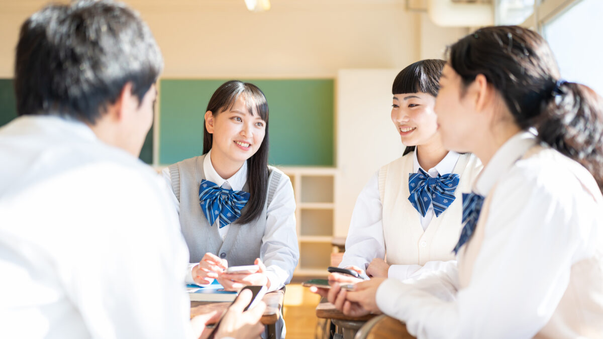 会話する学生